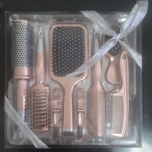 NIB 8 Piece Hairbrush And Comb Gift Set
